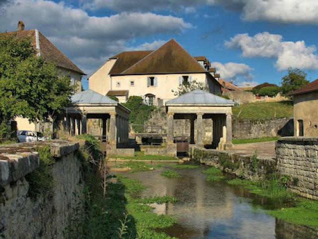 Etuz : la fontaine et les lavoirs