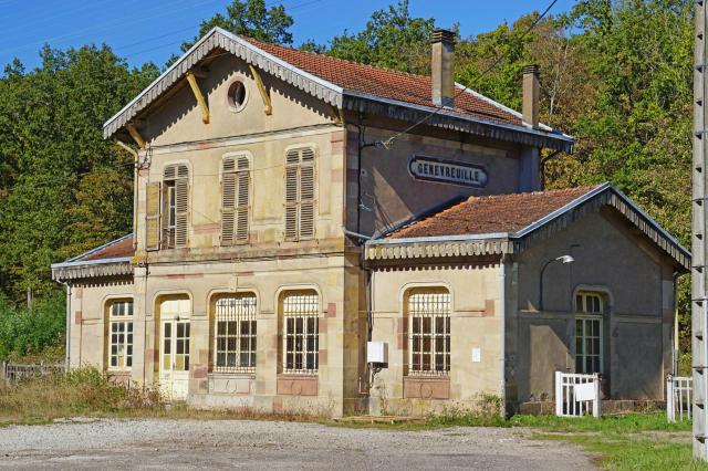Le bâtiment désaffecté de la gare de Genevreuille.