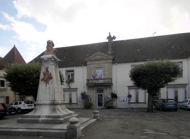 La mairie et le monument aux morts à Saint-Loup-sur-Semouse