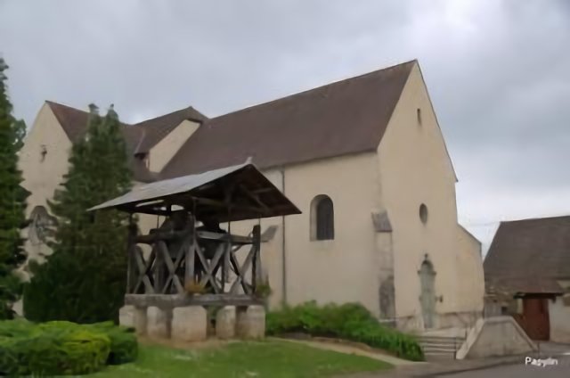 église et clocher au sol