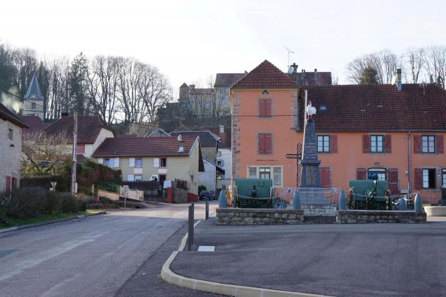 Monument aux morts et centre de Gouhenans.