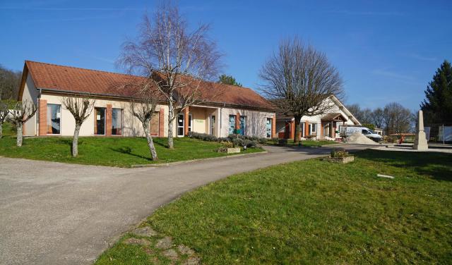 La mairie, l'ancienne école et le monument aux morts de Vallerois-Lorioz.