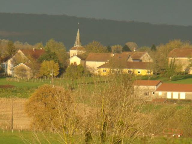 L Eglise de Cussey sur l' Ognon sur fond automnal - Secteur Sauvagney - ( 10/11/2013 )