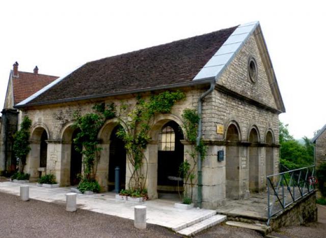 Ray-sur-Saône - La fontaine-lavoir à arcades, près de l'église