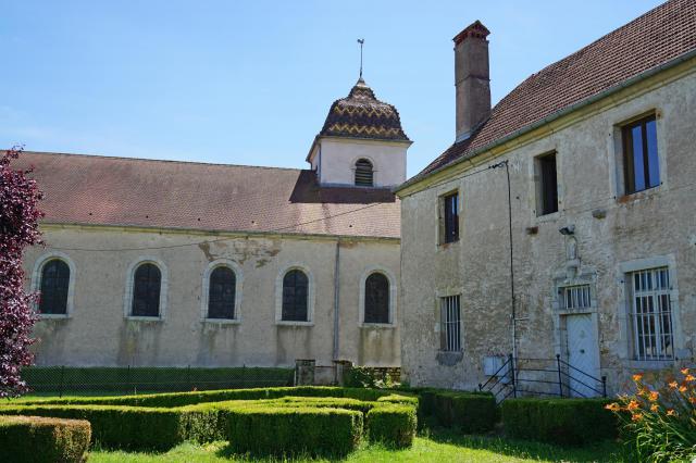 La cure et l'église de Moimay.
