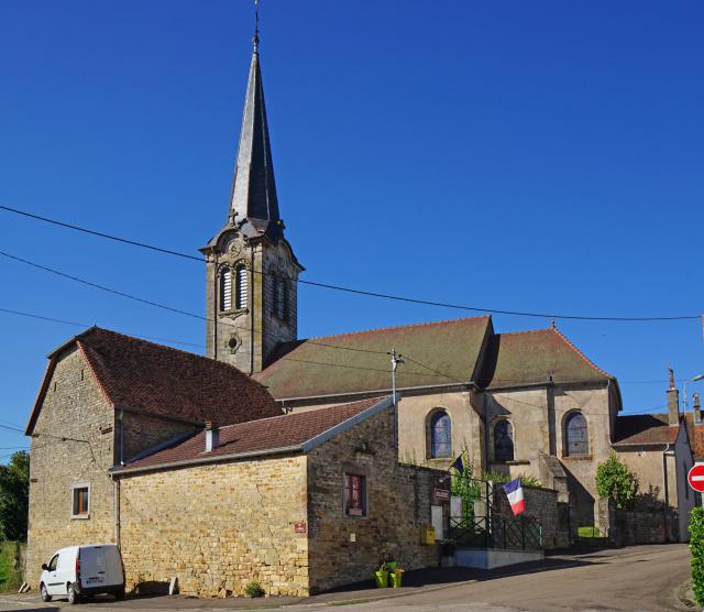 L'église et la mairie de Ainvelle en Haute-Saône.