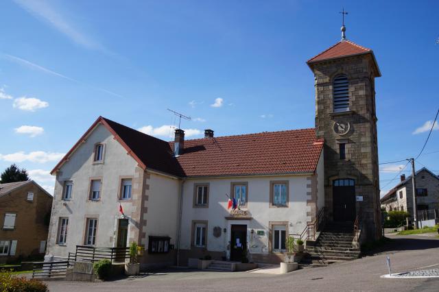 Mairie et temple protestant de Frédéric-Fontaine.