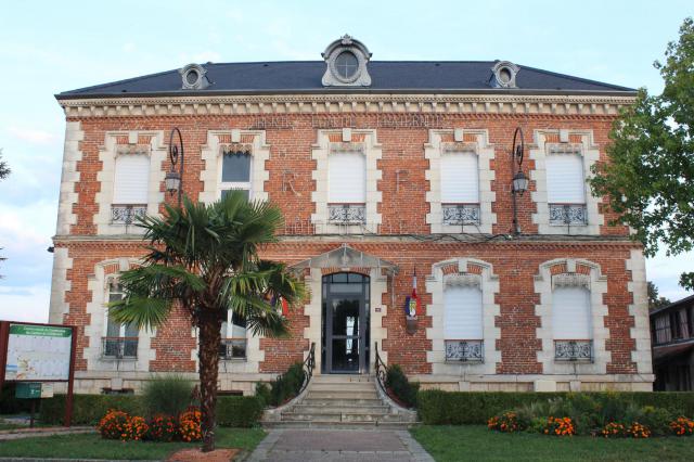 Mairie de Varennes-Saint-Sauveur.