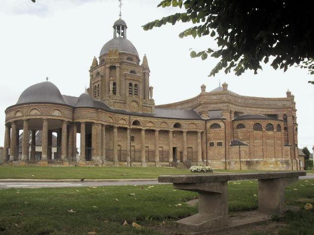 église d'Asfeld [Ardennes françaises(sud-ouest)], XVII°siècle, style baroque, à la forme d'une viole