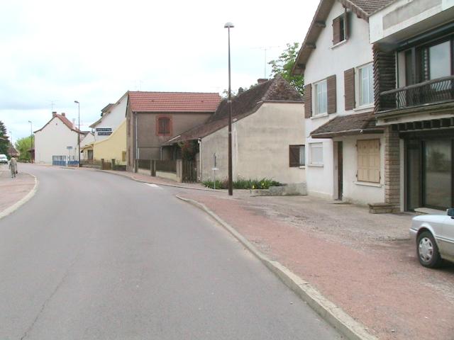 Une rue de Saint-Usuge. Photo prise le 28 mai 2006.