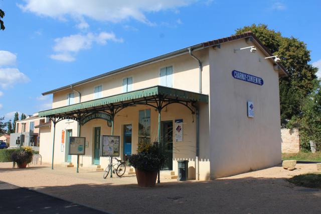 Ancienne gare de Charnay-Condemine, aujourd'hui accueille l'office de tourisme de Charnay-lès-Mâcon.