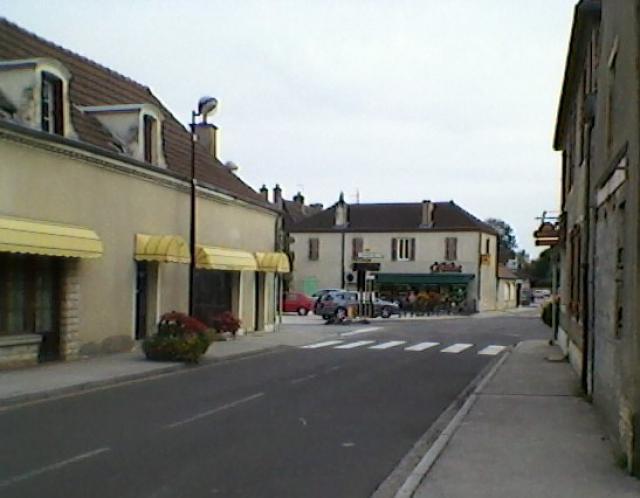 Une des rues de Gergy avec quelques commerces
