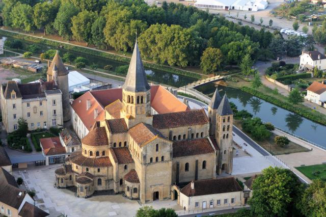 Paray-le-Monial, la basilique, vue aérienne