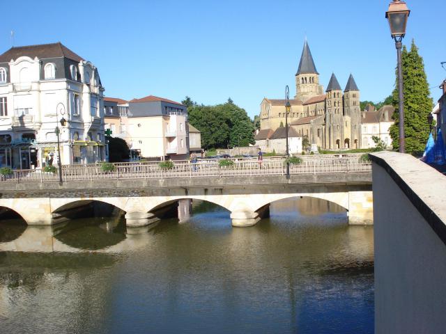 Paray-le-Monial, pont sur la Bourbince et basilique, dans la rue des Deux-Ponts. Vue vers l'amont.