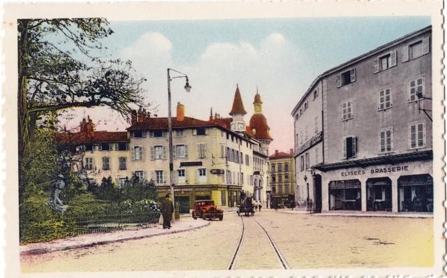 Carte postale ancienne éditée par Combier à Macon :Place de la barre et la Poste