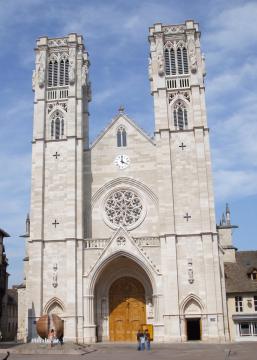 Façade de l'entrée de la cathédrale Saint Vincent à Chalon-sur-Saône