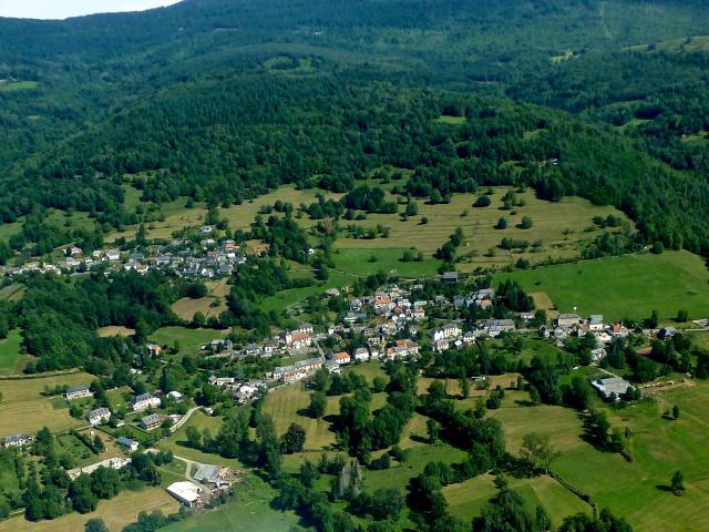 Orgibet (centre bas) et Saint Jean du Castillonais (haut gauche) vus du ciel.