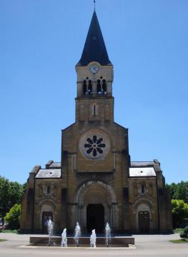Façade de l'église de Gueugnon, en Saône-et-Loire