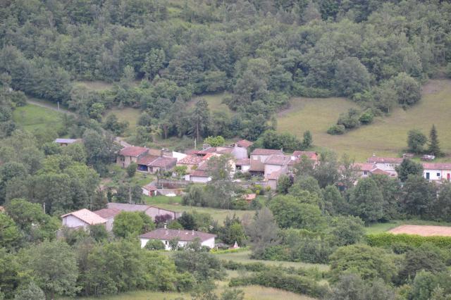 Vue sur le village du Sautel (Ariège, France).