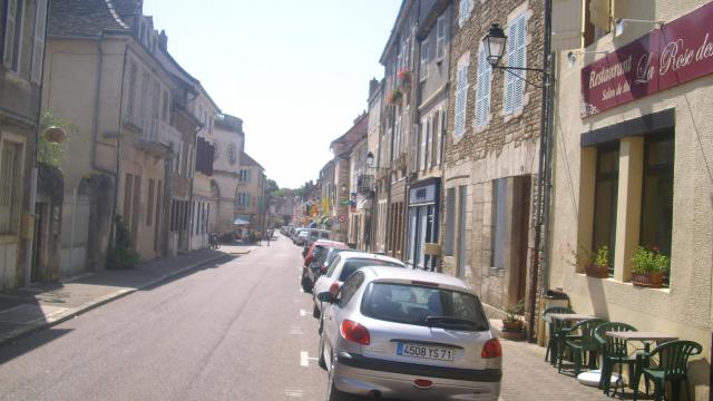 Rue principale à Givry (71)