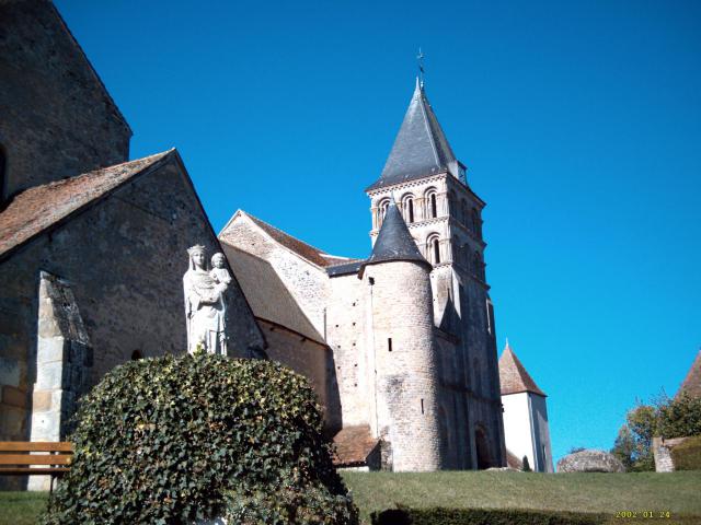 Le Prieuré de Perrecy-les-Forges. L'église actuelle a été construite entre 1020 et 1030. Malgré les mutilations subies au cours des…