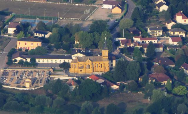 Vitry-en-Charollais, vue aérienne de l'église