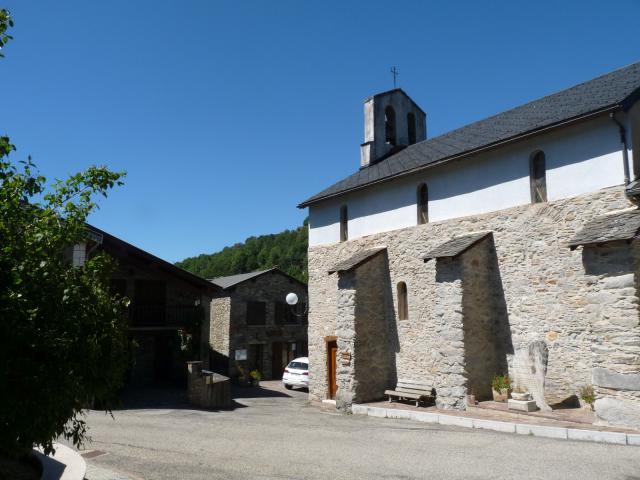 Eglise et mairie, Ignaux, Ariège, France