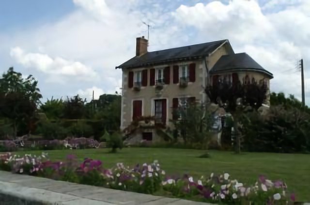 Lock cottage with well-kept garden