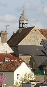 Vue partielle de la chapelle-huon, avec le campanile de l'église