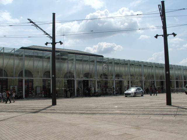 Vue sur la gare nord du Mans depuis l'avenue du Général Leclerc.
