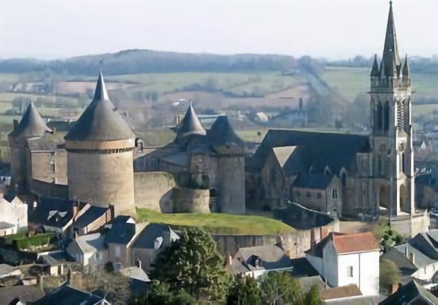 Photo du château et de l'église de Sillé-le-Guillaume, commune de la Sarthe.