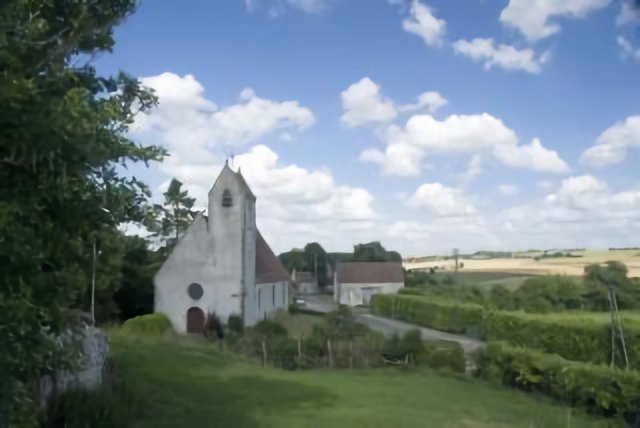 L'église de Saosnes vue de la butte.