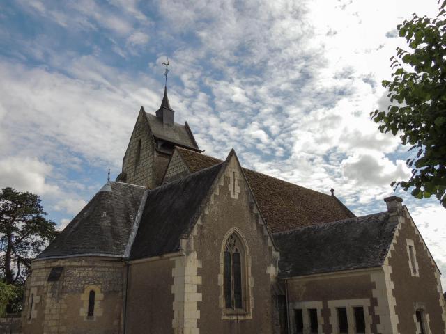 L'église Saint-Julien de Poncé-sur-Loir, vue extérieure.