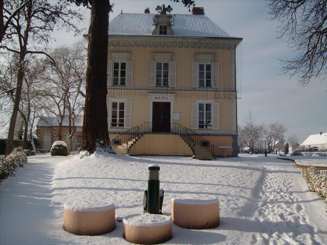 Photo de la Mairie de Mezeray, France (sarthe)après de fortes chûtes de neige.