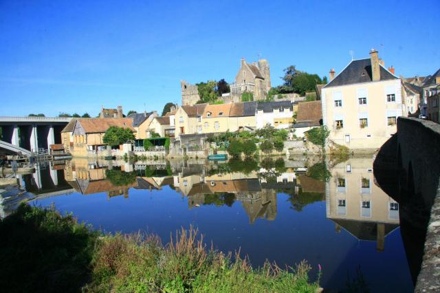 Château vu du pont. Beaumont-sur-Sarthe, Sarthe, Pays de la Loire, France