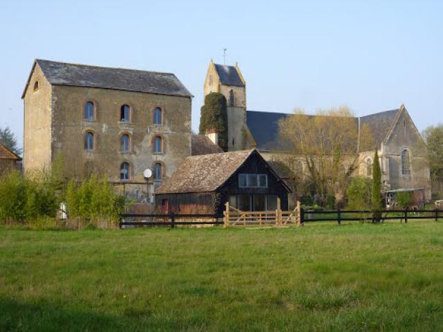 le moulin de blaireau et l'église Saint-Julien