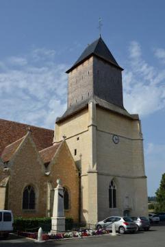 Le monument aux Morts et l'église Saint-Pierre d'Avezé
