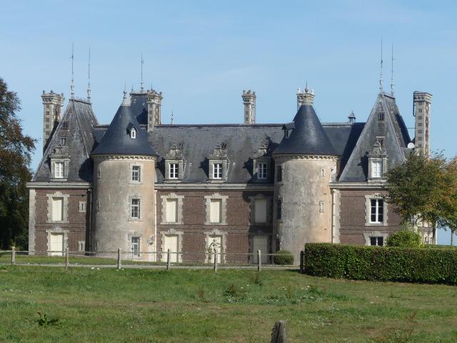 château 19ème et tours médiévales