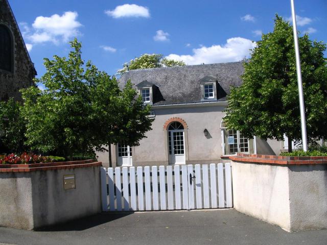 La mairie de Souvigné-sur-Sarthe, Sarthe, France.