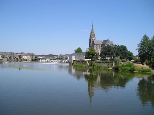 Vue du Château, du centre ville et du port de Sablé-sur-Sarthe, depuis le clocher de l'église Notre-Dame