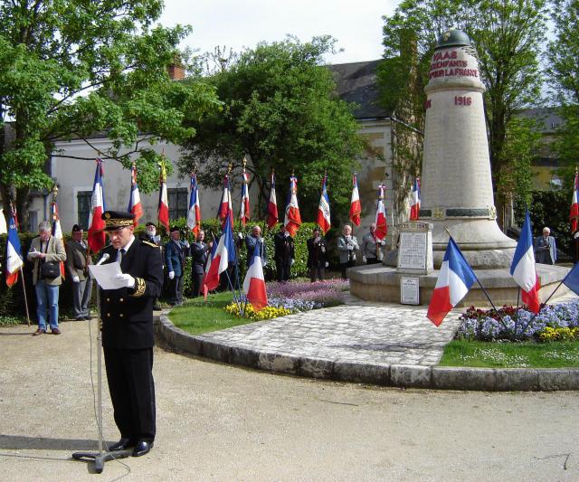 Monument situé dans le jardin de l'ancienne abbaye (aujourd'hui Hôtel de Ville) le jour de la cérémonie inaugurale du mémorial en souvenir…