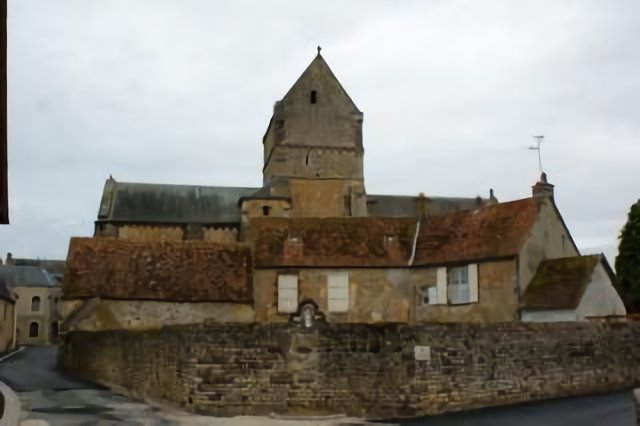 Ségrie. le mur derrière l'église