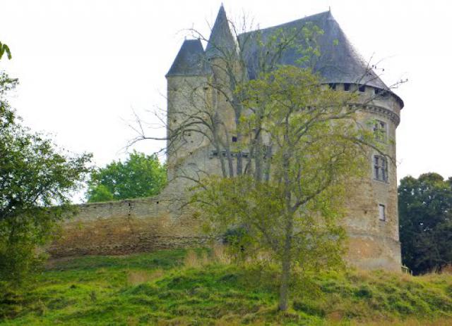 le donjon médiéval de ballon(XVeme siècle),forteresse de la guerre de Cent Ans