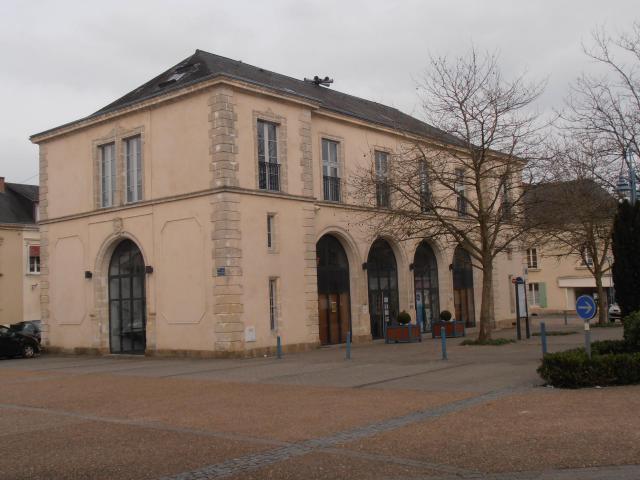 Le bâtiment de la mairie de Brûlon, Sarthe, France