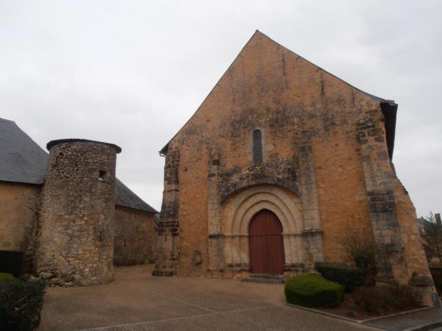 La façade de l'église Saint-Ouen-en-Champagne