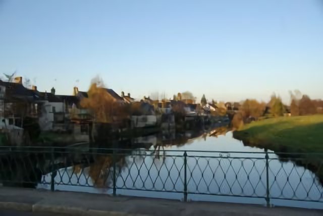 Alençon et le Chevain séparés par la rivière Sarthe