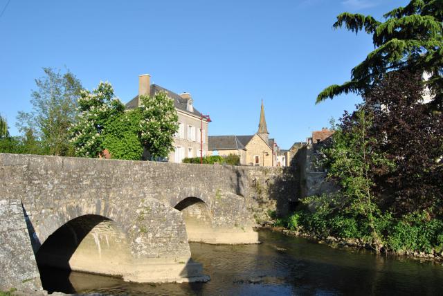 Pont en pierre sur la Vègre à l'entrée de Bernay-en-Champagne sur la route de Saint-Symphorien