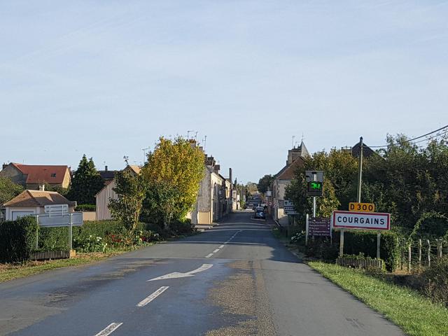 Entrée sud de Courgains, depuis la départementale 300