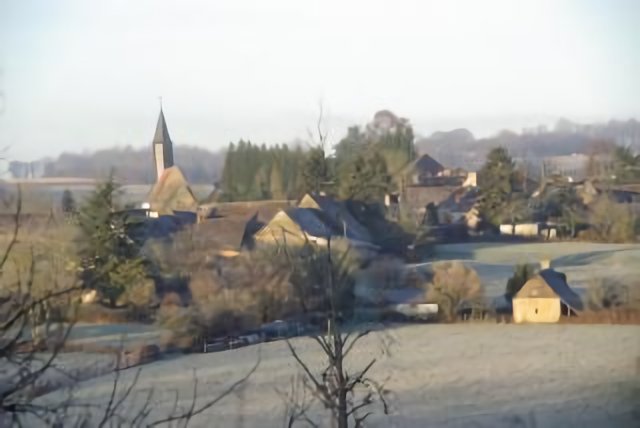 Le Bourg de Saint Denis des Coudrais vu de la route de la Bosse