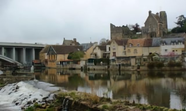 Beaumont s/Sarthe. maisons en bord de Sarthe, en haut à droite, les ruines du château